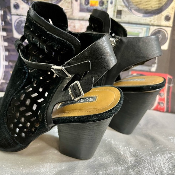 BCBGeneration Black Peep Toe Laser Cut Suede Chunky Heels Women's Size 8M/38 - Picture 3 of 9